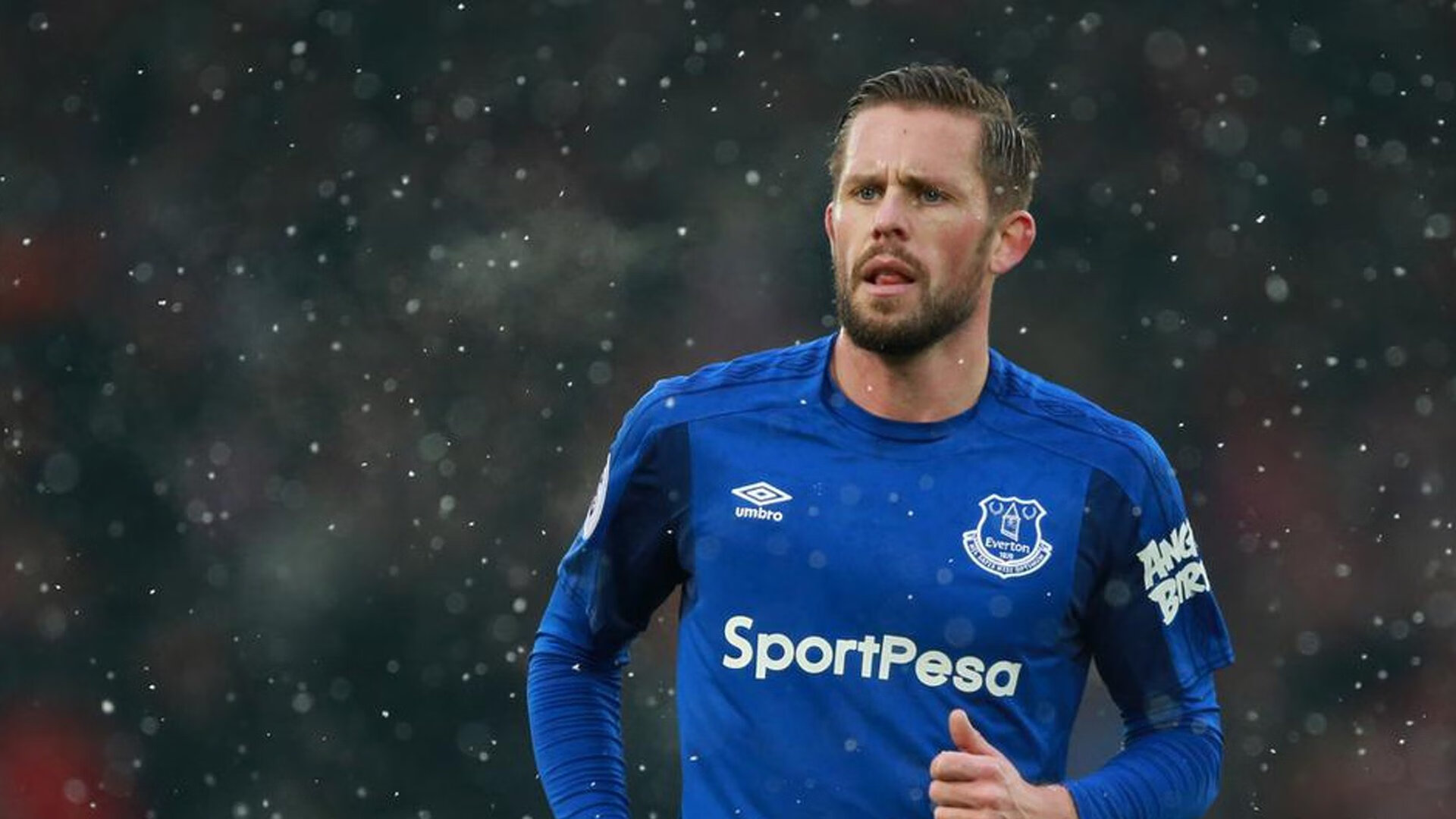 新疆男篮决赛绝杀上海申花，詹姆斯砍下22记关键球，全场沸腾